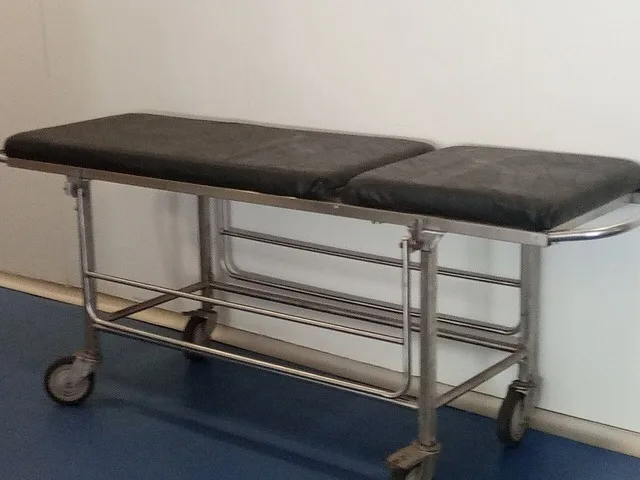 Betegszállító eszköz kórházi folyosón, a betegmozgatáshoz