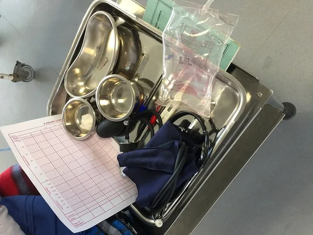 Steril eszköztálca vérnyomásmérővel és betegdokumentációval